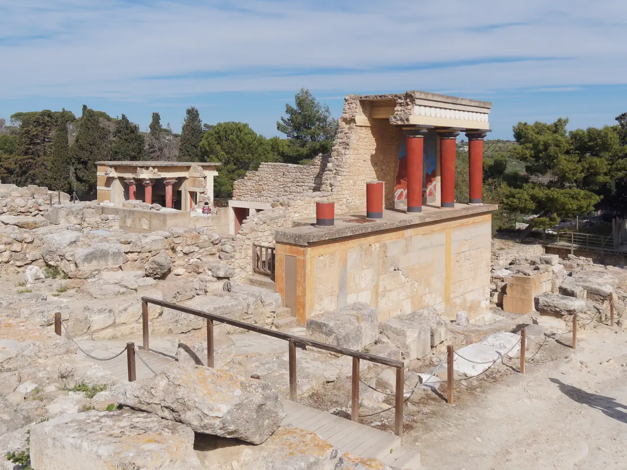 שרידי הארמון בקנוסוס ועמודים אדומים משוחזרים