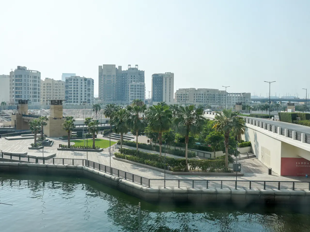 בנייני מגורים לאורך נחל דובאי ברובע אל ג׳דאף
